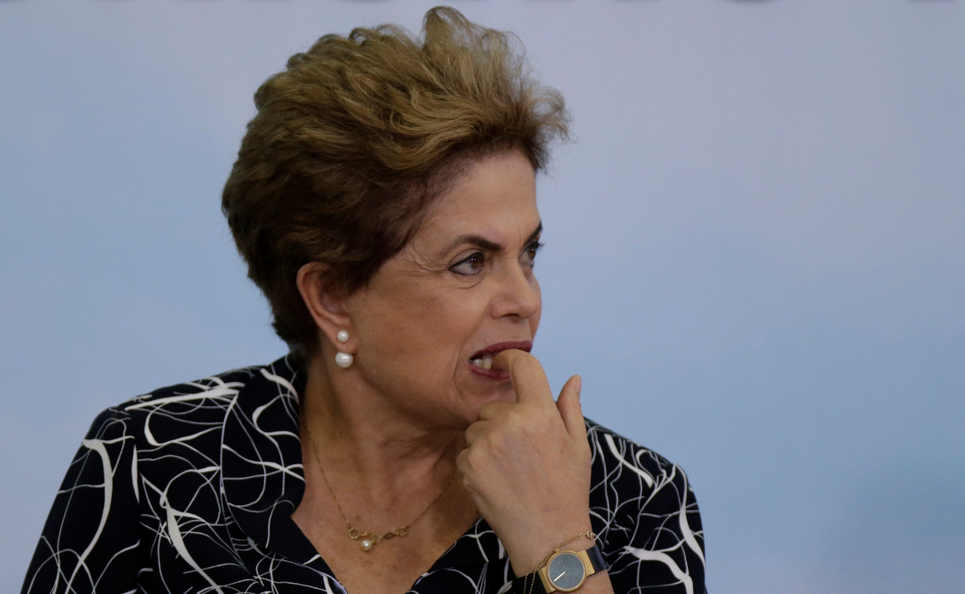 Rousseff destituye a ministros tras ser separada del cargo 