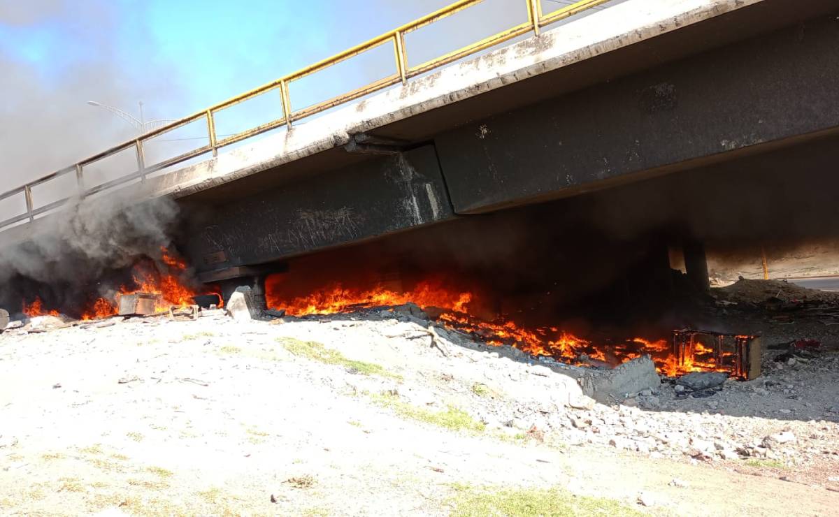 Sofocan incendio bajo puente de Periférico Norte en su tramo Río de los Remedios