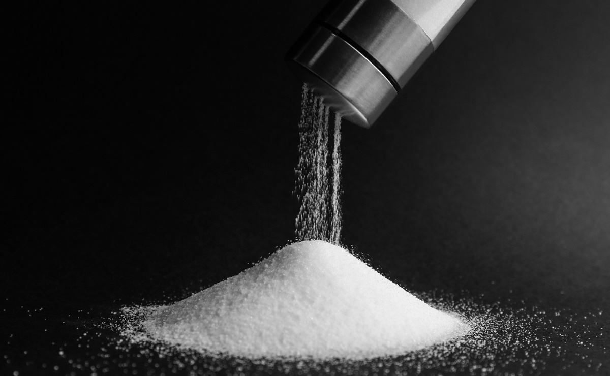 Investigación advierte por microplásticos “cancerígenos” en la sal de mesa