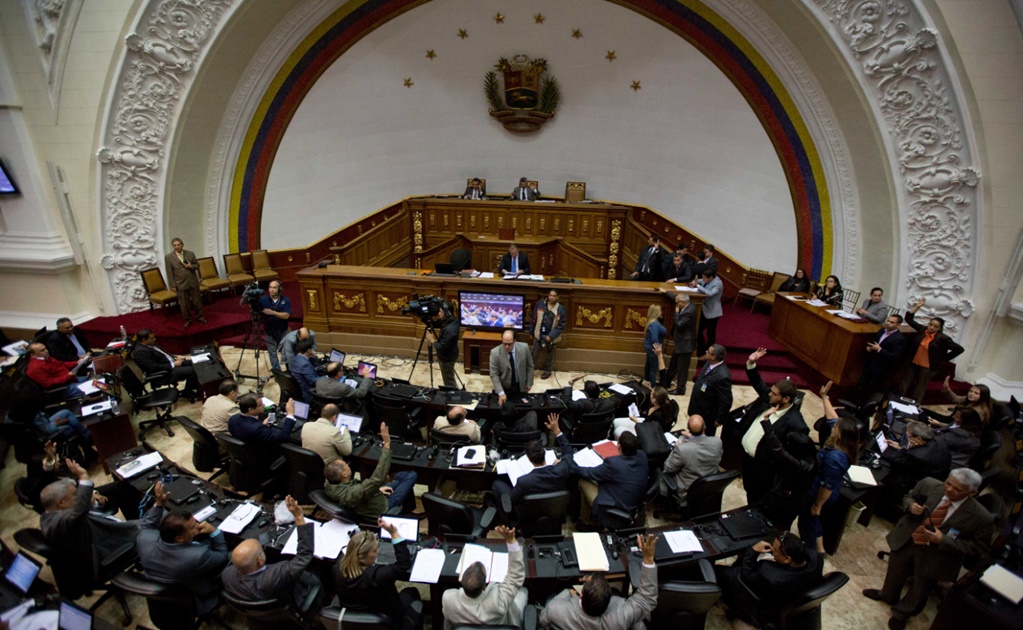 Chavistas dejan sesión parlamentaria; acusan desacato