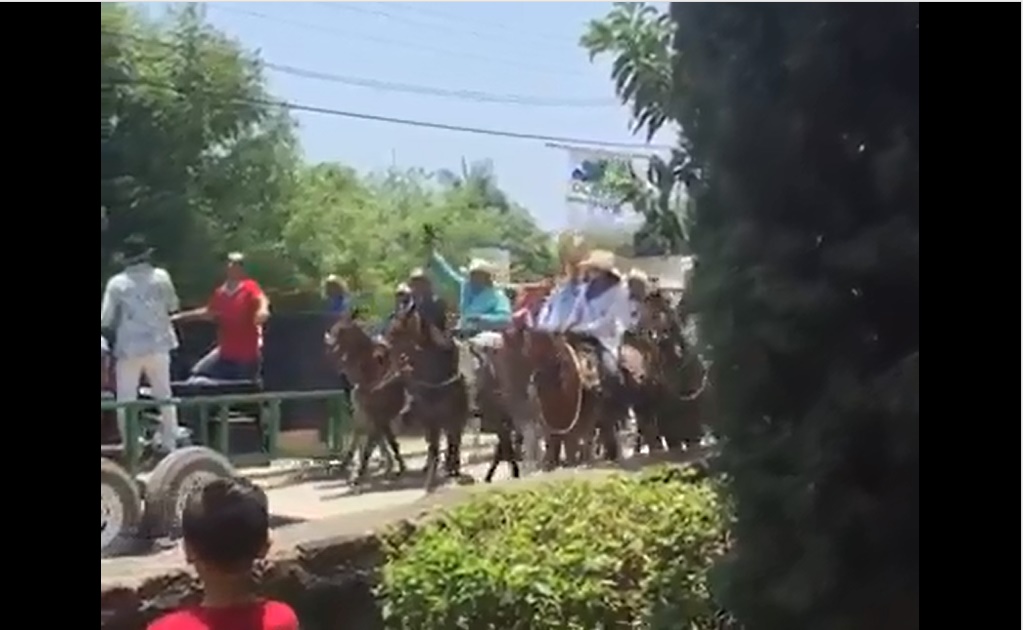 Difunden video de hombre que hace disparos durante cabalgata en Tamaulipas