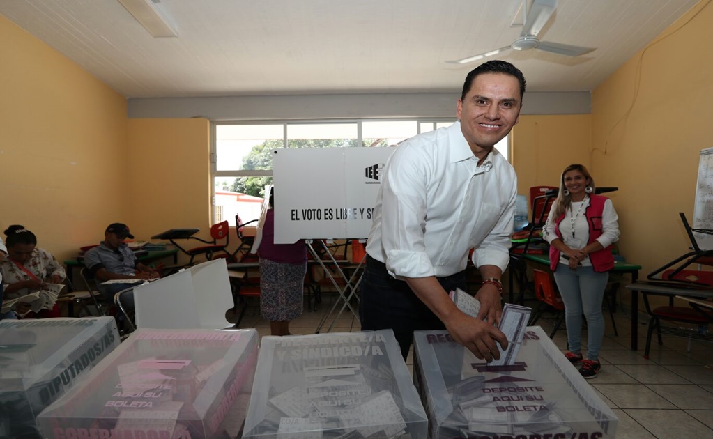 Gobernador Roberto Sandoval emite su voto en Nayarit