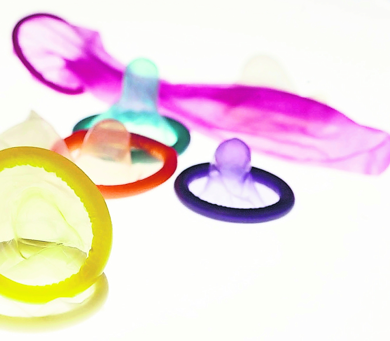 Cofece multa con 112 mdp a cinco proveedores de condones del sector salud