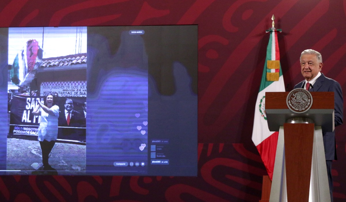 AMLO muestra video de Xóchitl Gálvez golpeando piñata del PRI