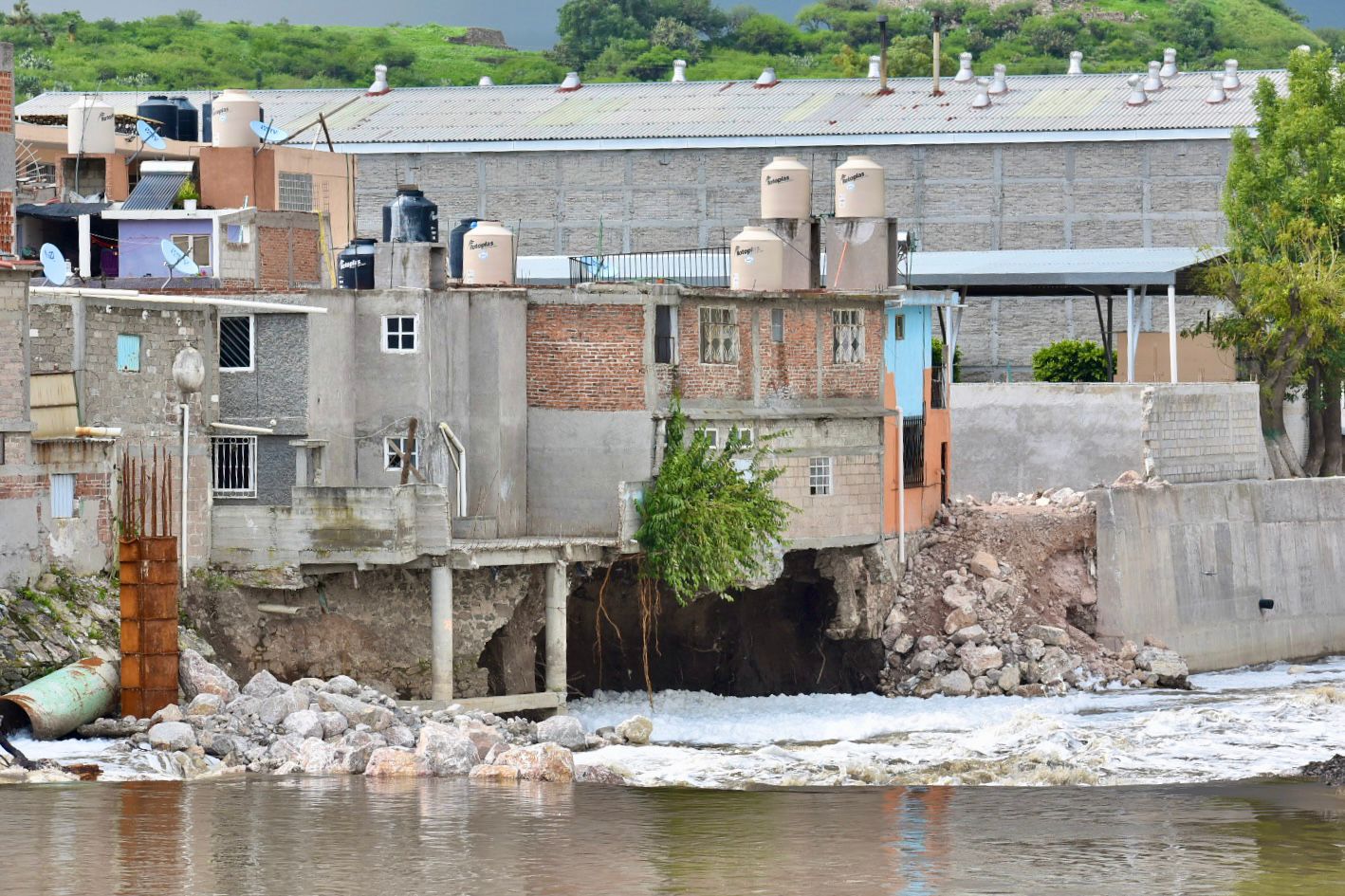 Inician trabajos de reparación por socavón en Río Tula