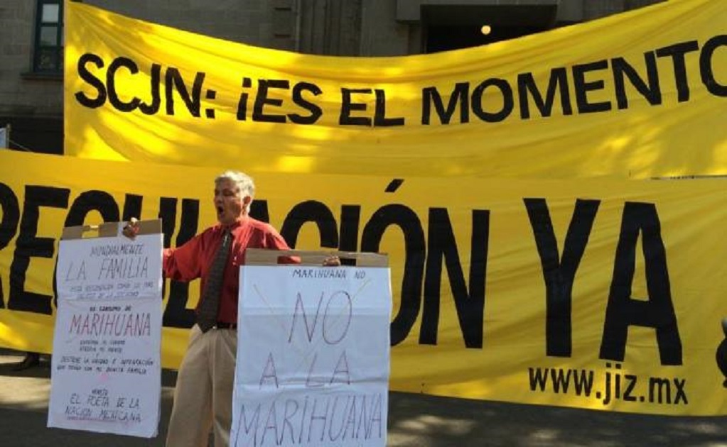 Groups in favor and against the legalization of marijuana demonstrate in front of the SCJN