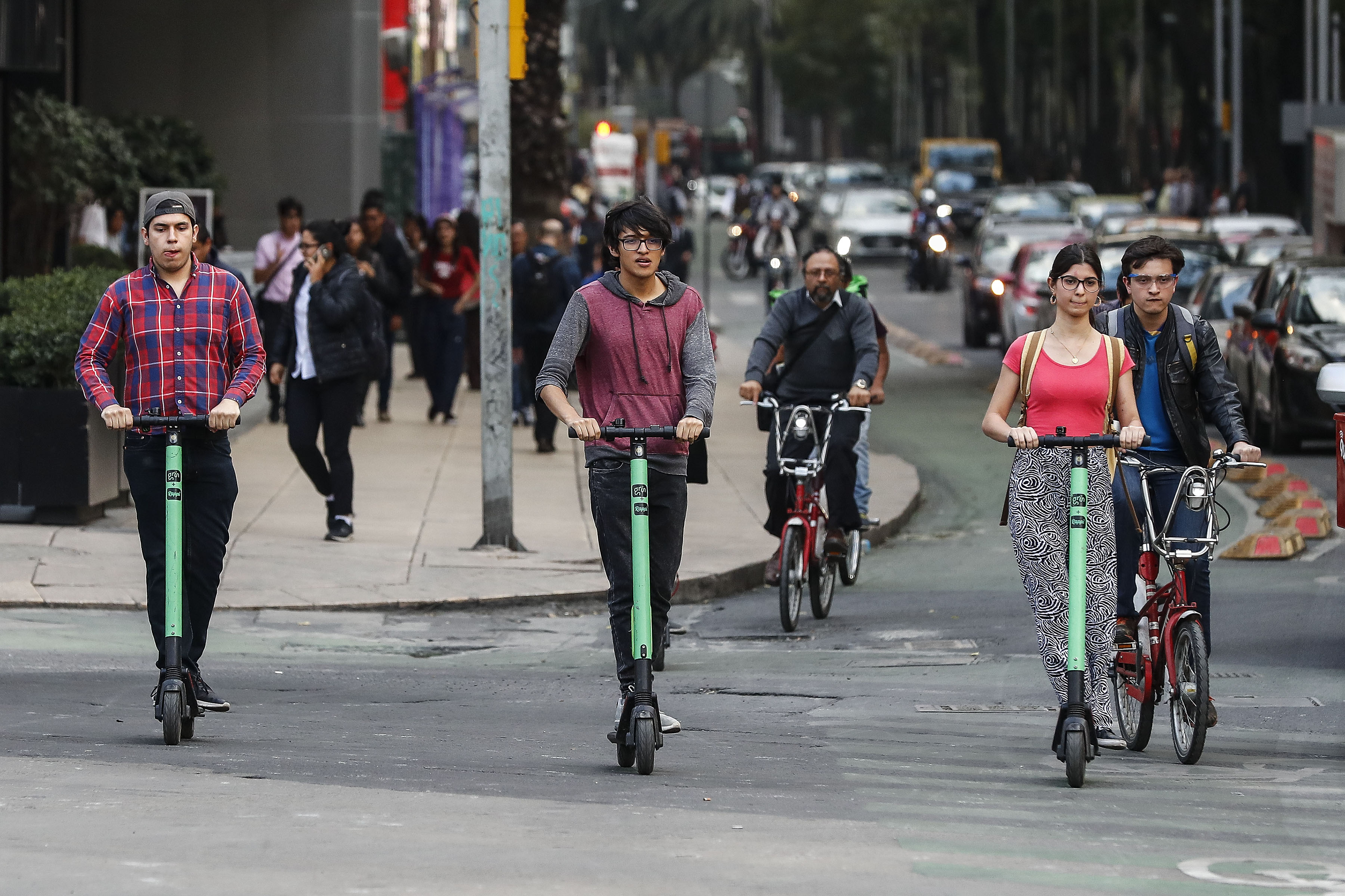 Realizan campaña informativa para uso adecuado de scooters y bicicletas en MH