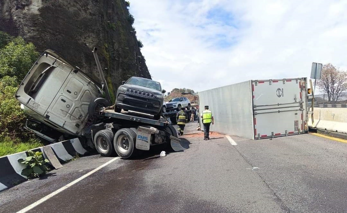 Volcadura de tráiler que transportaba camionetas de alta gama, paraliza autopista Chamapa - Lechería