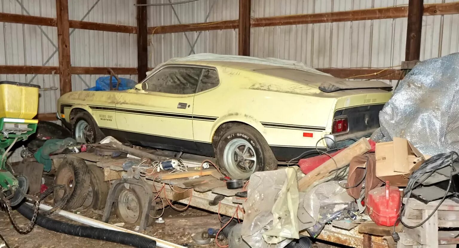Encuentran extraño Ford Mustang abandonado en un garaje por casi 50 años