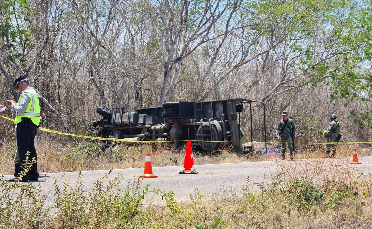 Vuelca camión de la Sedena en la carretera Mérida-Celestún; hay 4 heridos