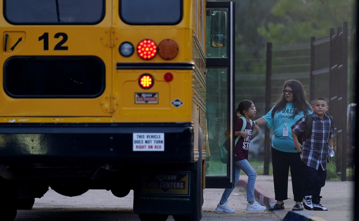 Tres meses después de tiroteo, alumnos regresan a clases en Uvalde