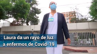 Enfermera entrega cartas de familiares a pacientes con Covid-19