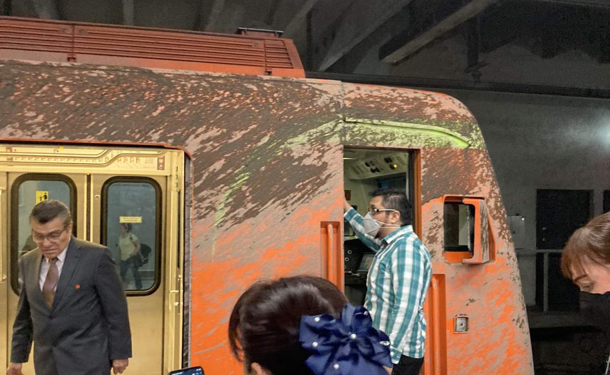 "Pensamos que se estaba cayendo el metro": Usuarios de la Línea 12 tras caída de cemento en convoy