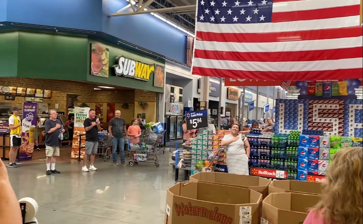 Video. Clientes paran compras para cantar el himno de EU en Walmart de Texas