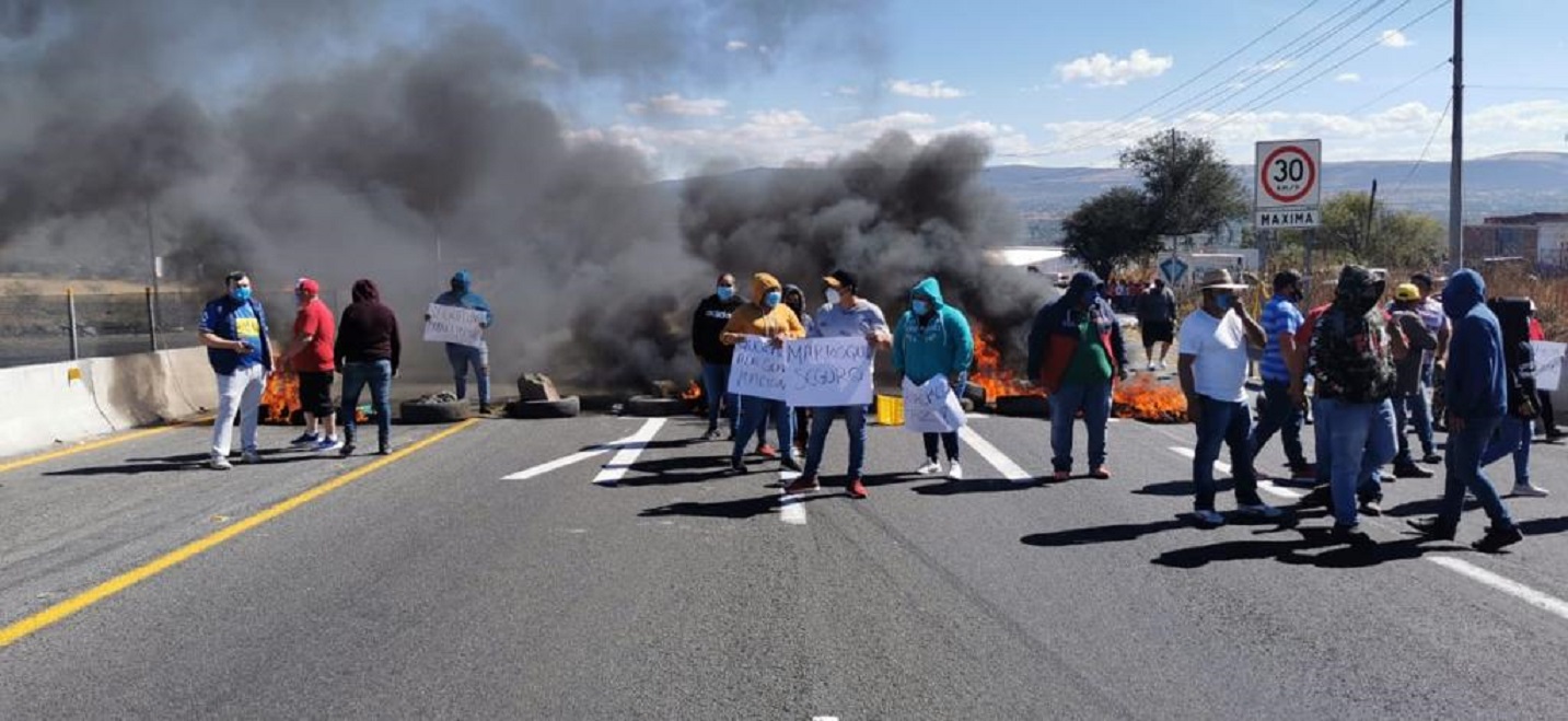 Bloquean carretera libre Celaya-Querétaro