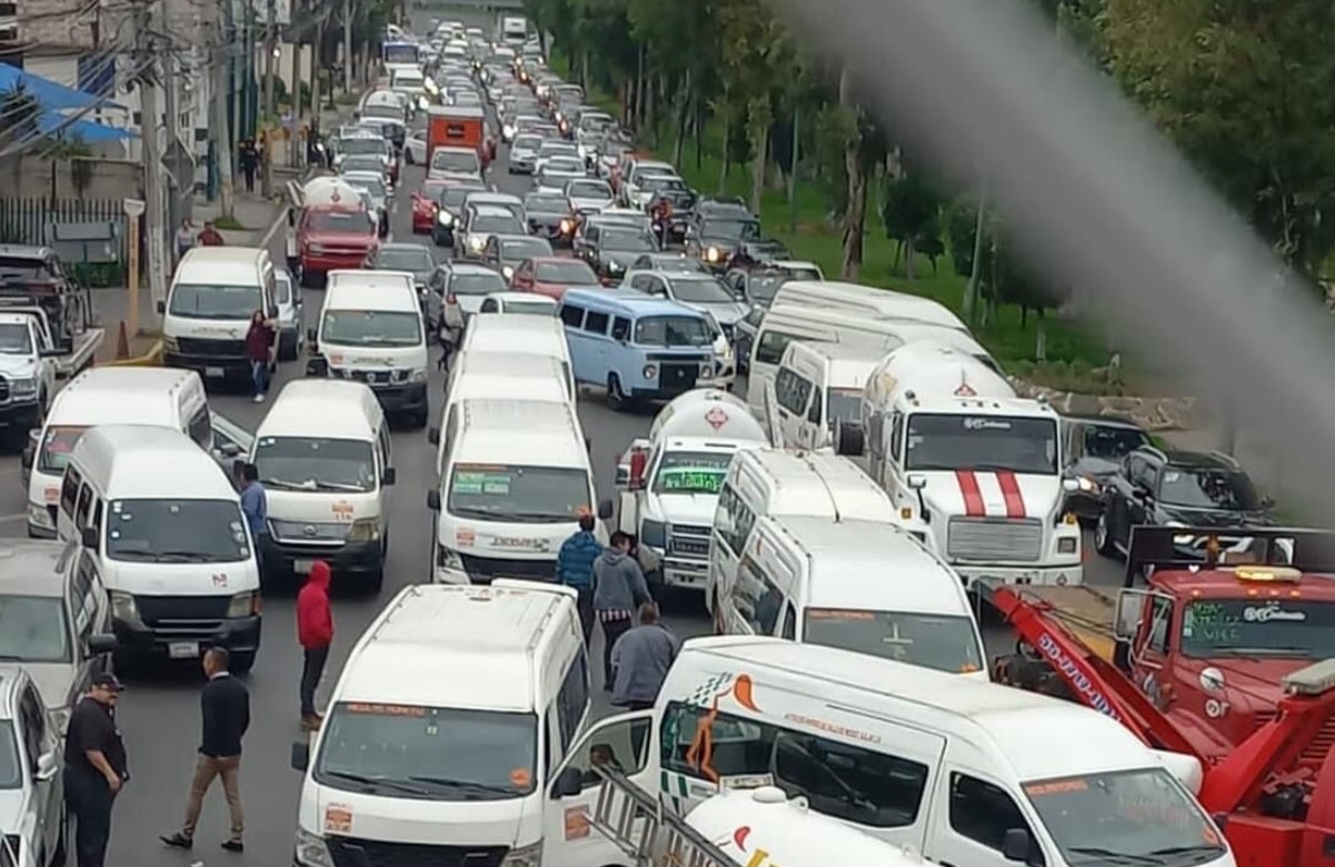 Bloqueo de microbuses y camiones paraliza circulación frente al palacio municipal de Atizapán de Zaragoza