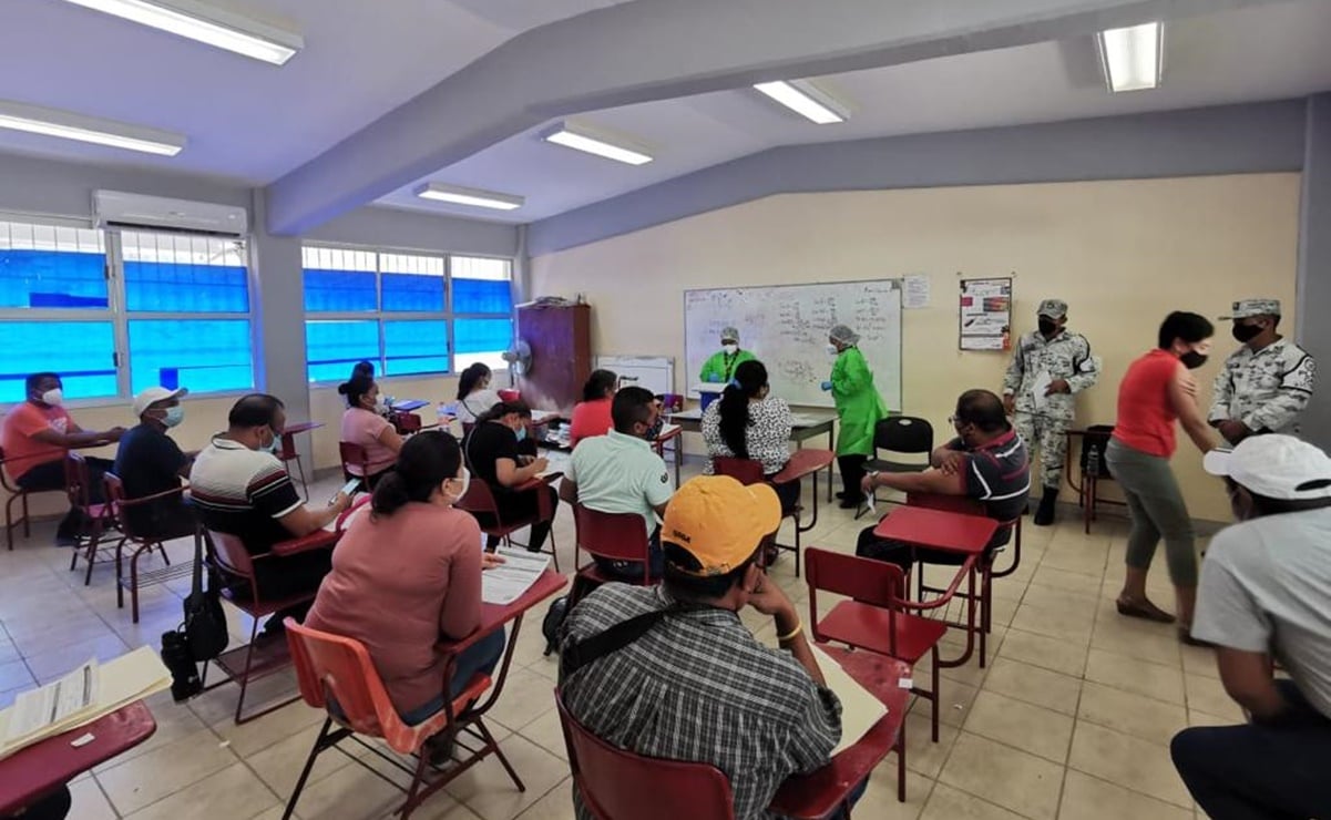 Hospitalizan a maestra tras recibir vacuna contra Covid-19 en Oaxaca