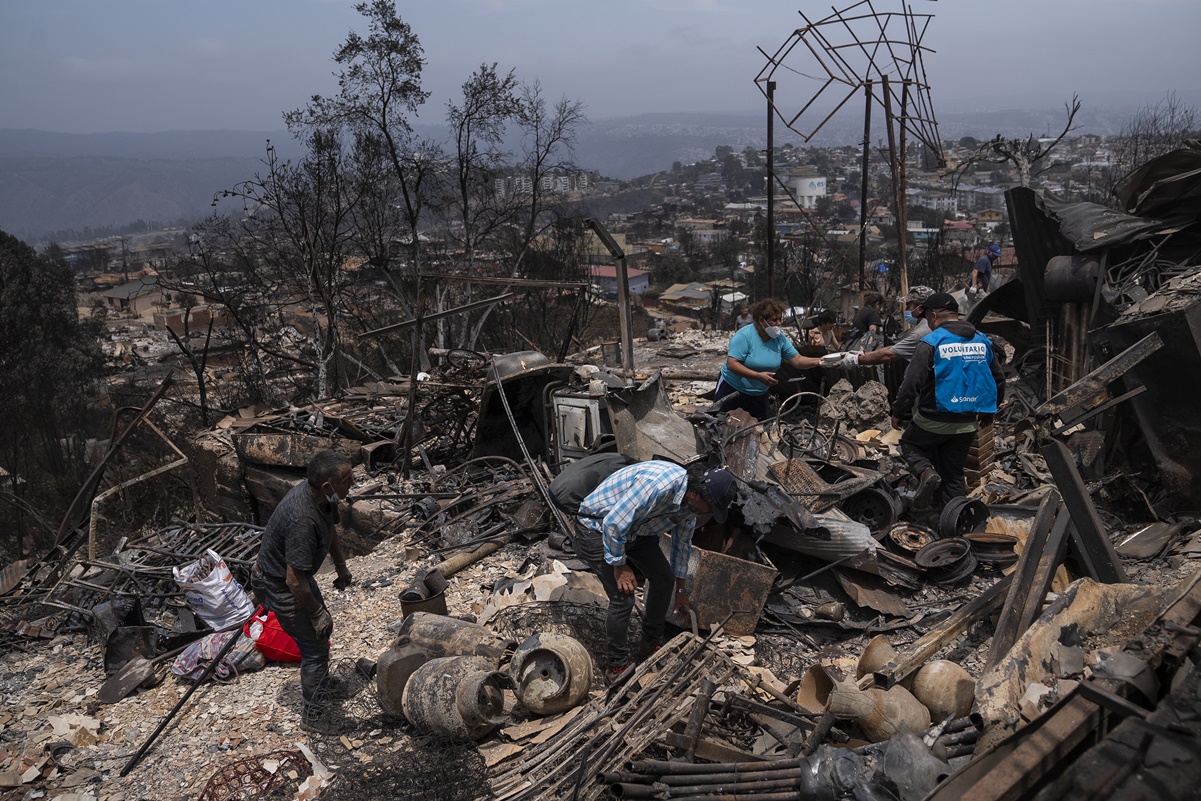 Todo lo que se sabe sobre los mortíferos incendios forestales que azotan a Chile y han dejado 99 muertos