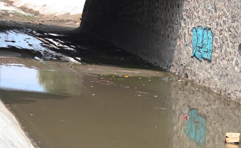 Acusan que aguas negras de complejo residencial afectan a kinder en Naucalpan 