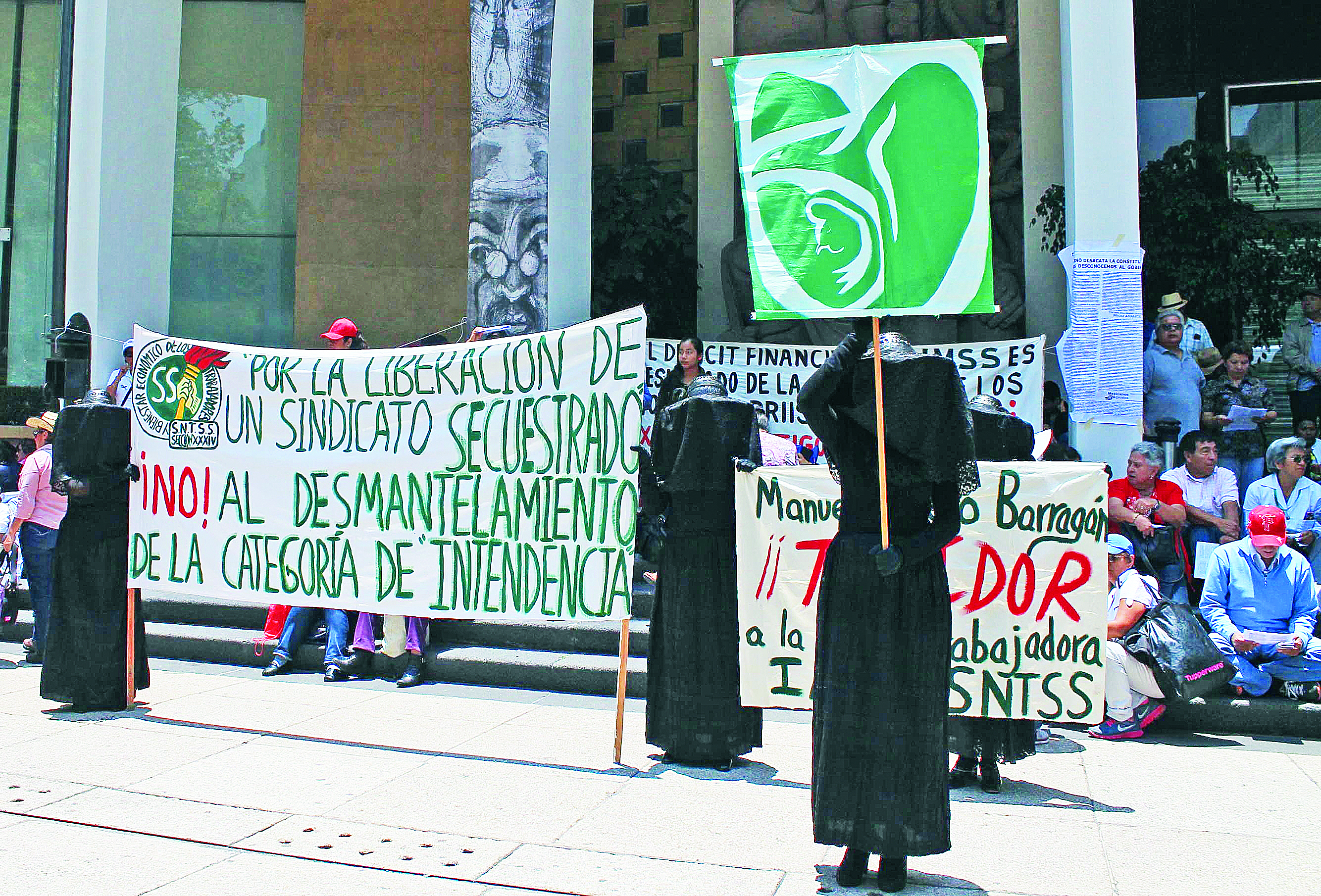 Empleados del IMSS y del ISSSTE marchan