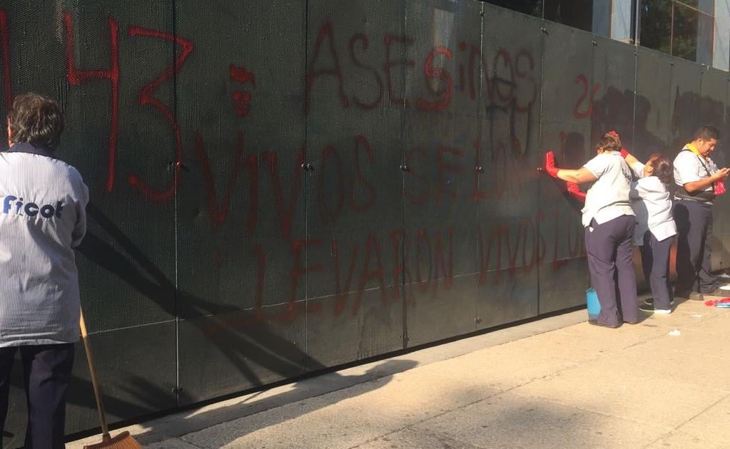 En protesta por Ayotzinapa, realizan pintas en sede de PGR 