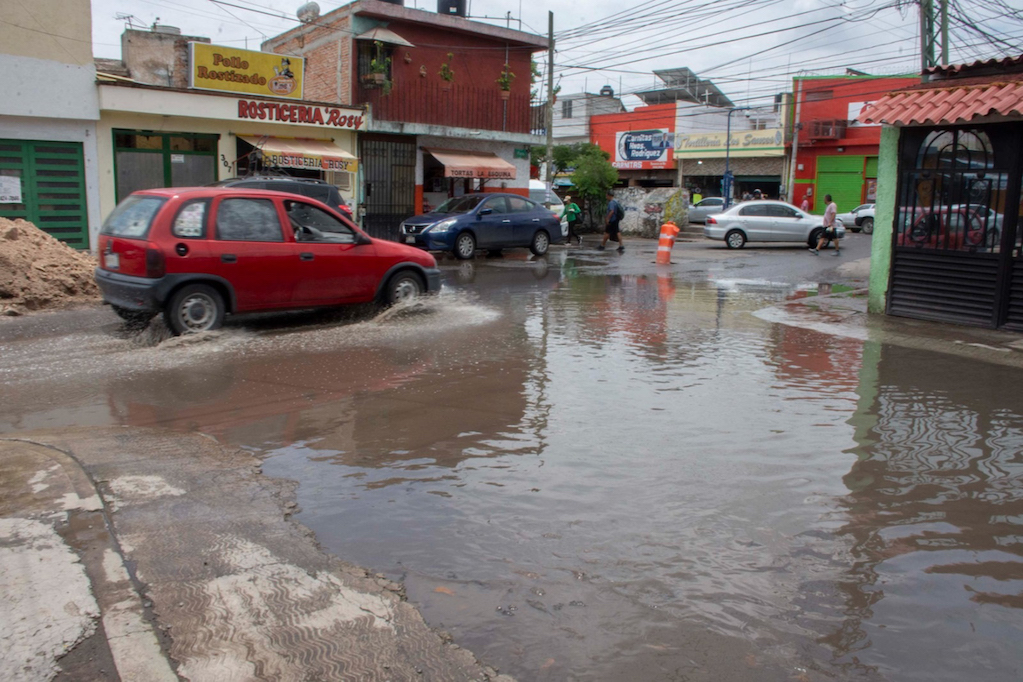 Aguas negras invaden la colonia Sauces, en la capital