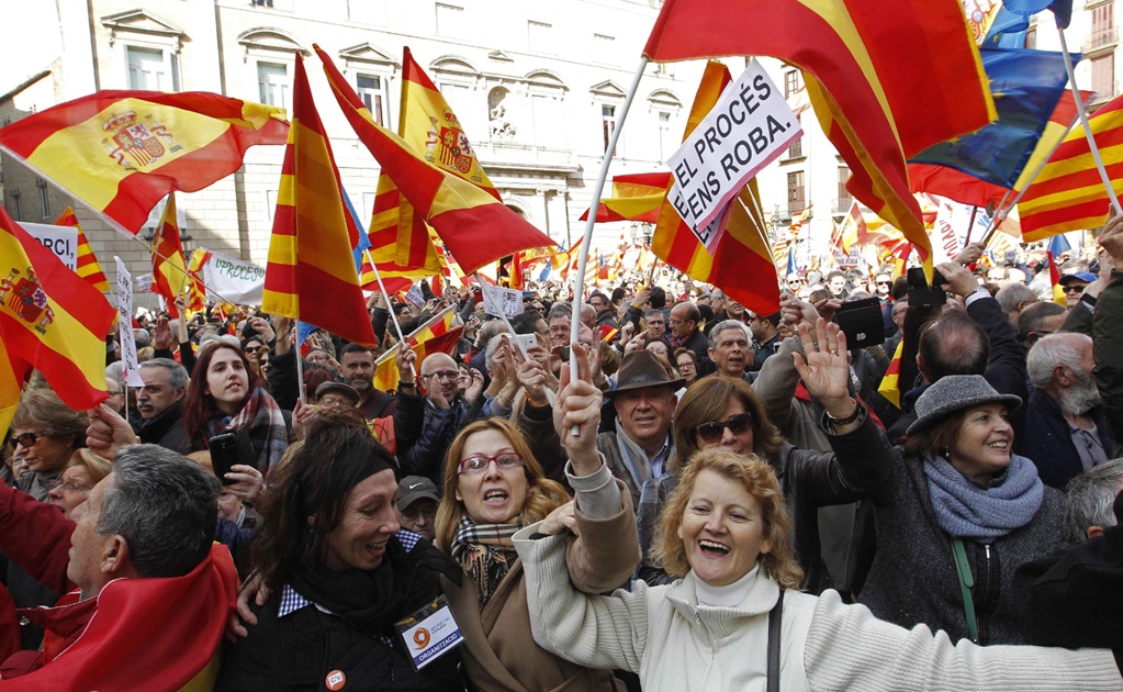Miles protestan en Cataluña contra independencia