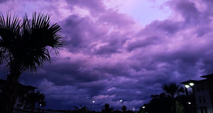 Huracán Dorian provoca espectacular cielo violeta en Florida