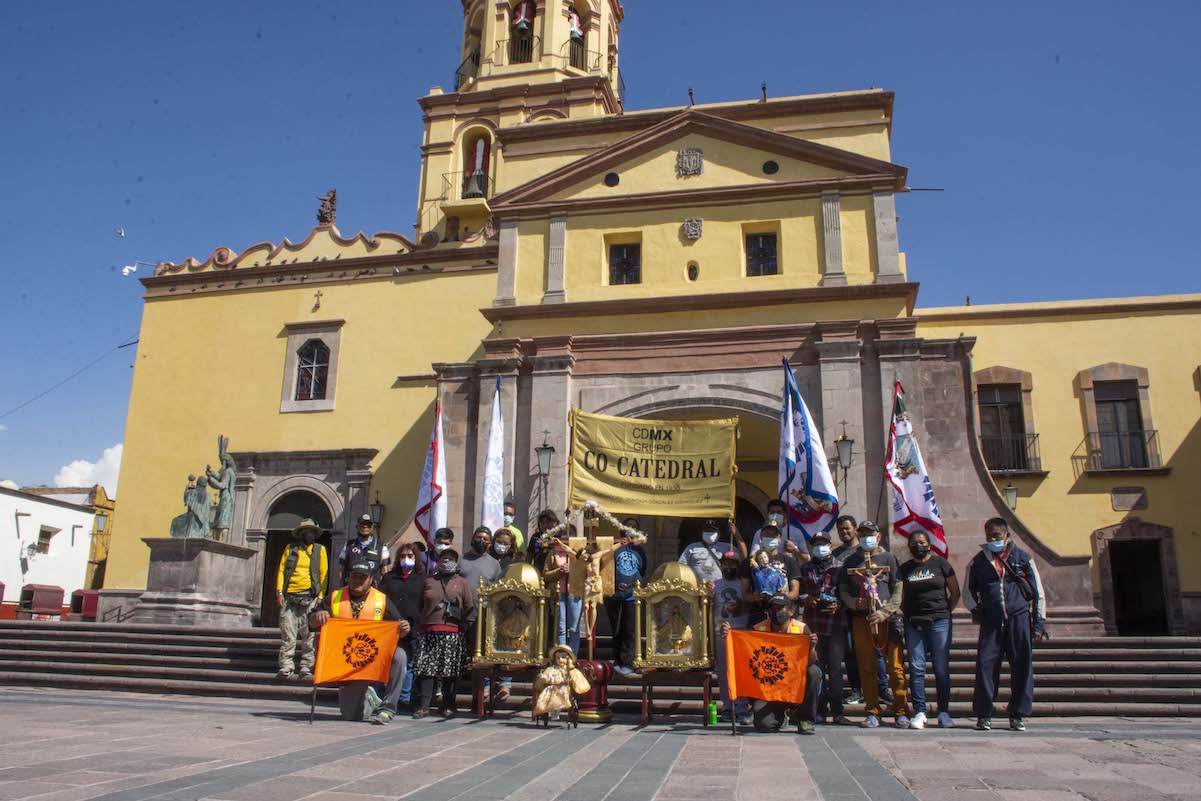 Caminan desde el centro del país para honrar a la Virgen de San Juan de Los Lagos 