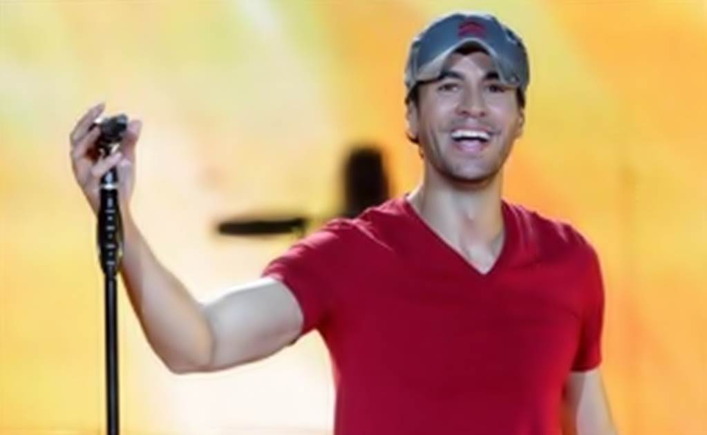 Enrique Iglesias recovering after slicing his finger at concert in Mexico 
