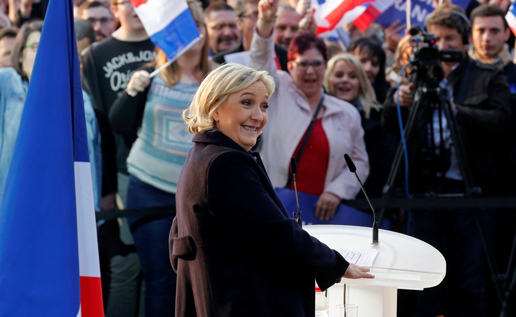 Video. Manifestantes lanzan huevos Le Pen durante su visita en Bretaña