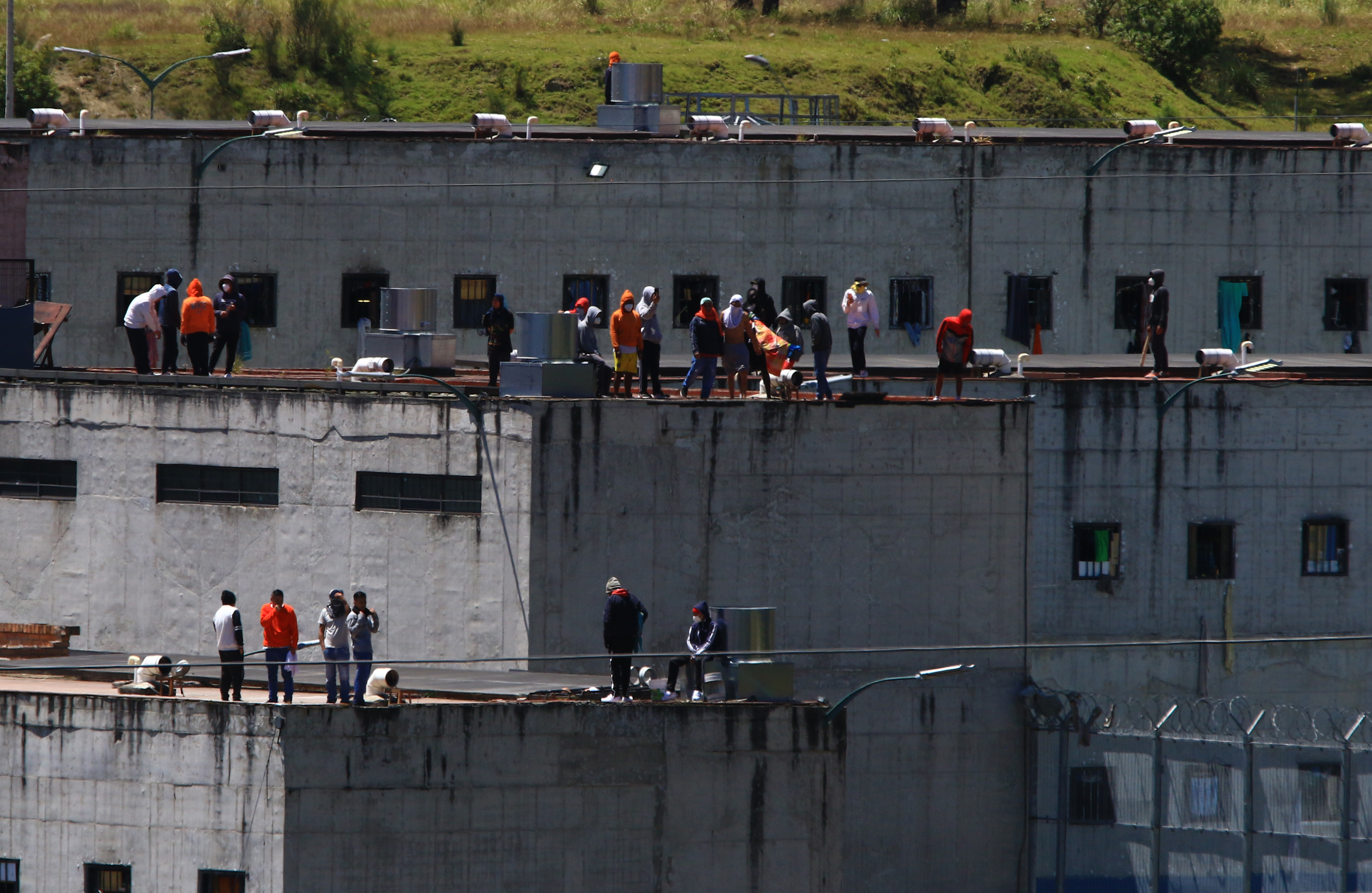 Suman 57 policías y guardias los retenidos como rehenes en cárcel de Ecuador