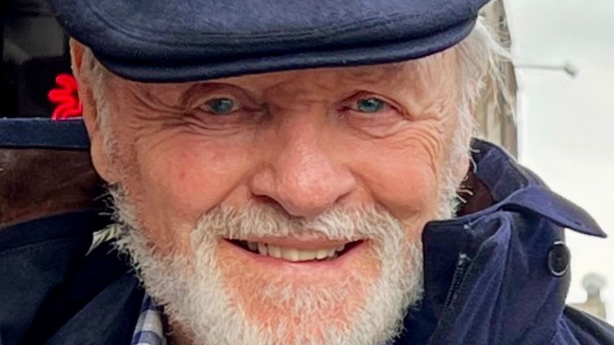 Anthony Hopkins presume su destreza en el piano a los 85 años y enamora a los fans