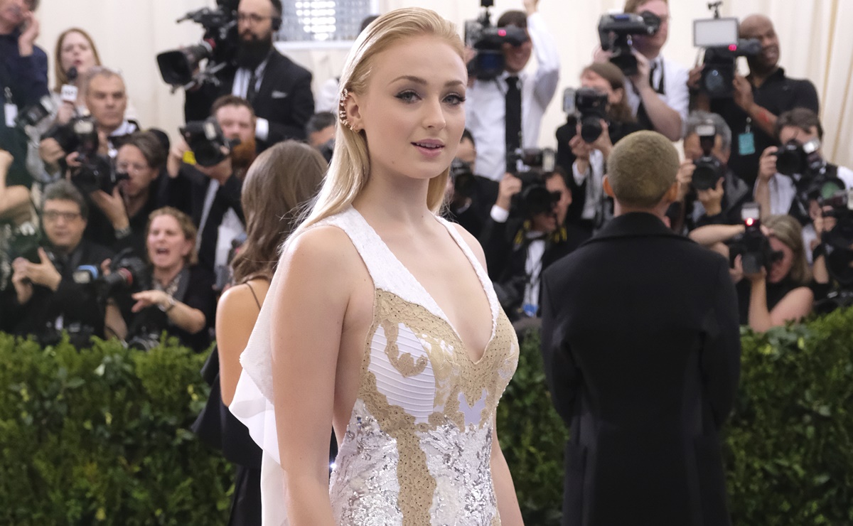 Sophie Turner deslumbra frente al espejo con minivestido 