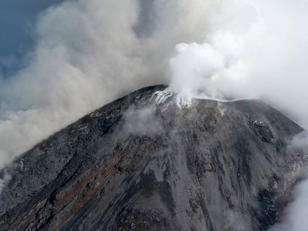 Esperan más derrumbes y flujos de lava en volcán de Colima