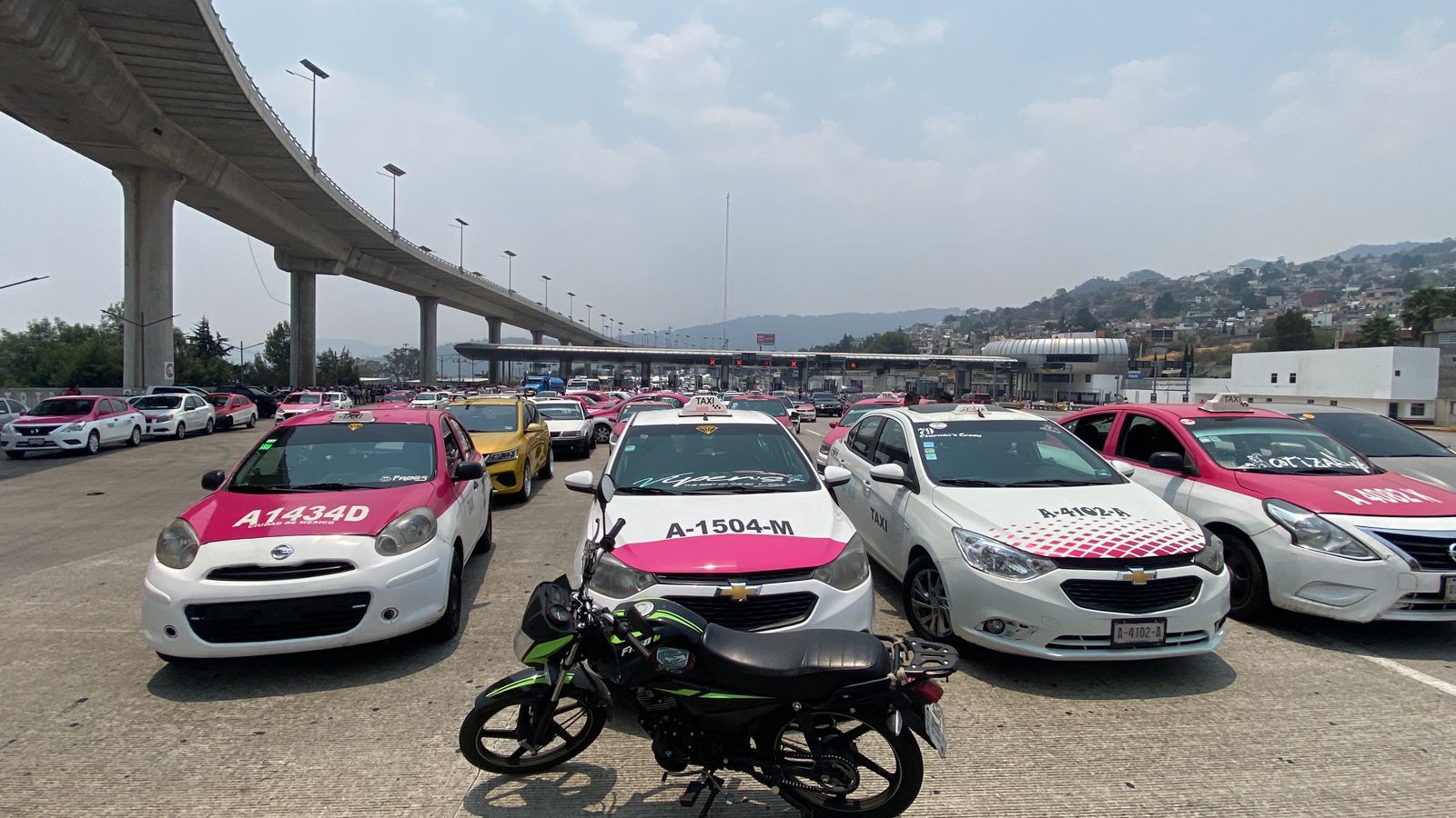 Taxistas toman caseta de Tlalpan; bloquean por más de dos horas la autopista México-Cuernavaca