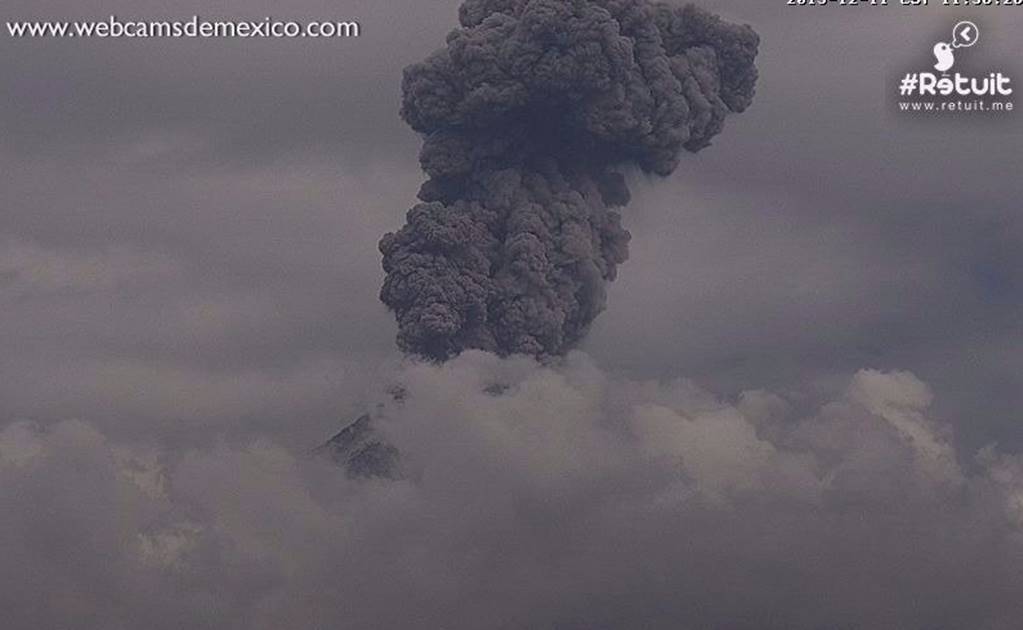 Volcán de Colima emite exhalación de 2.4 km con ceniza