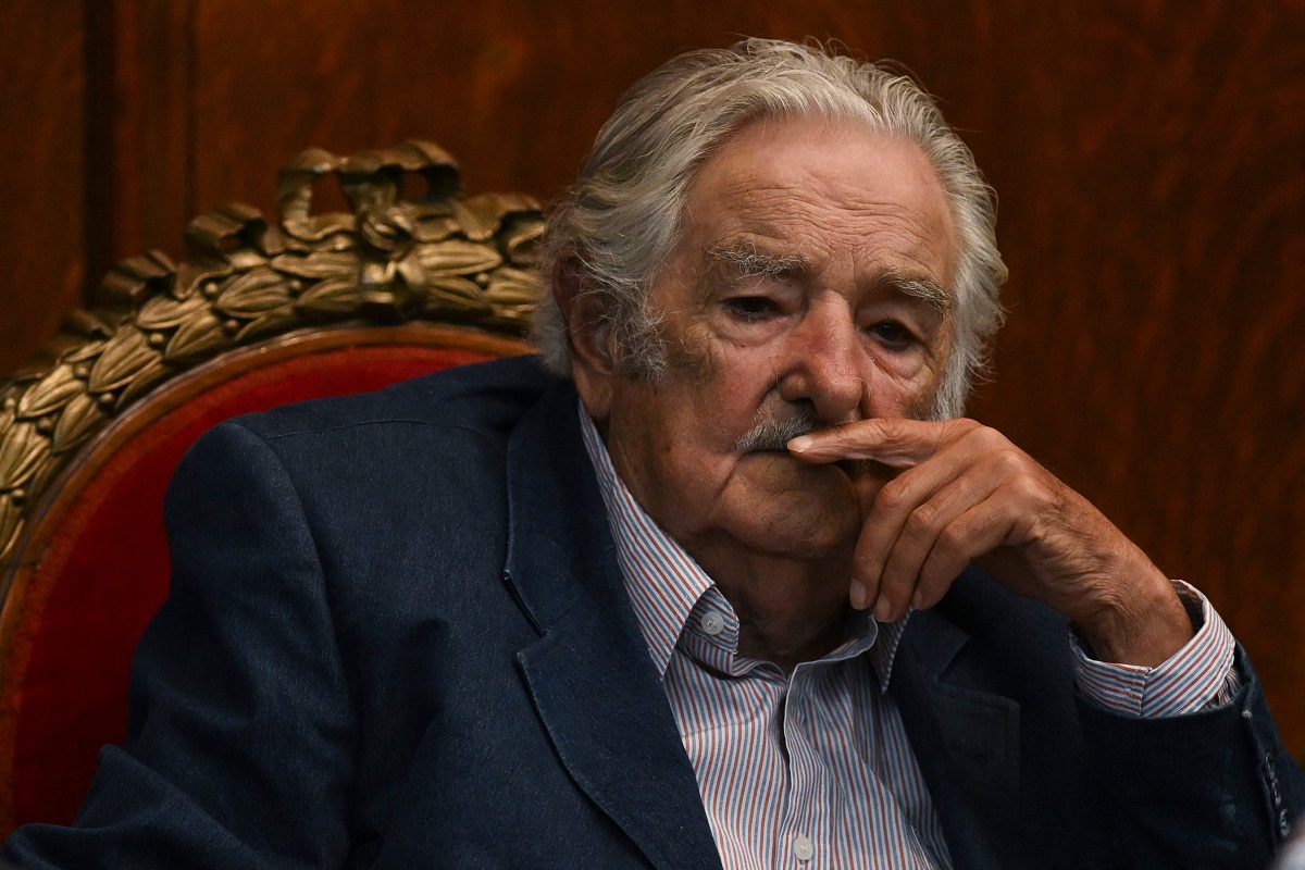 José Mujica "está bien" tras radioterapia por cáncer de esófago, dice su médica 