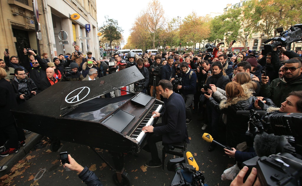 Pianista conmociona con "Imagine" afuera del Bataclan