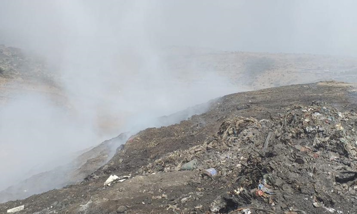 Incendio en basurero de Tepotzotlán lleva 46 días y genera humo tóxico, denuncia ONG