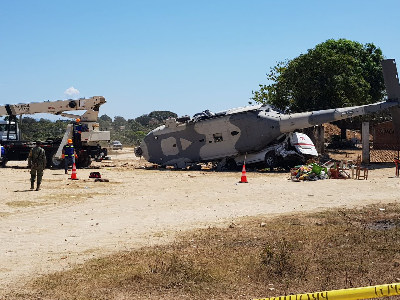 Inicia retiro de escombros de helicóptero militar en Oaxaca