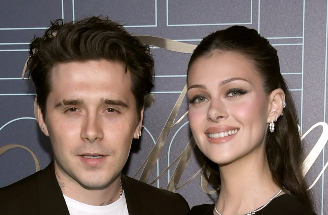 Nicola Peltz enciende a Brooklyn Beckham con su posado en medias y plataformas