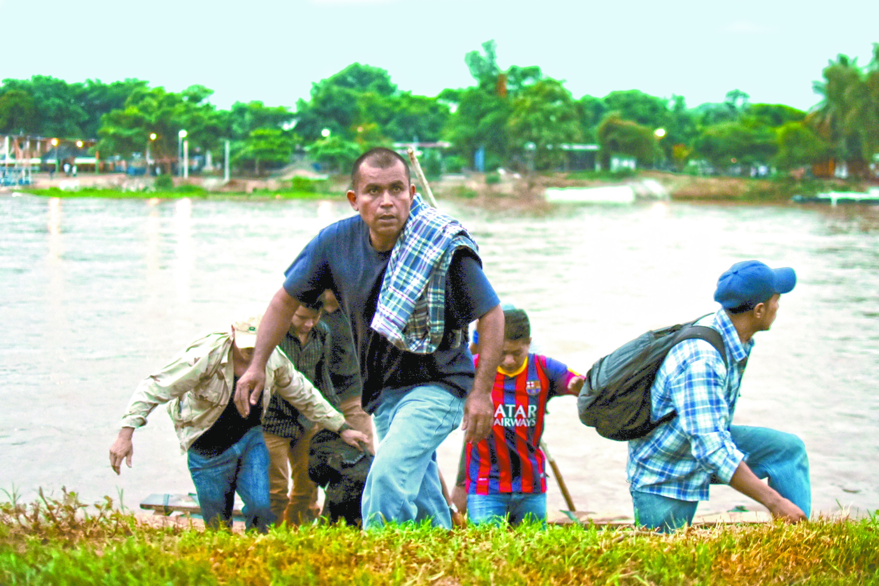 Migrantes cruzan el río Suchiate y desafían a la Marina