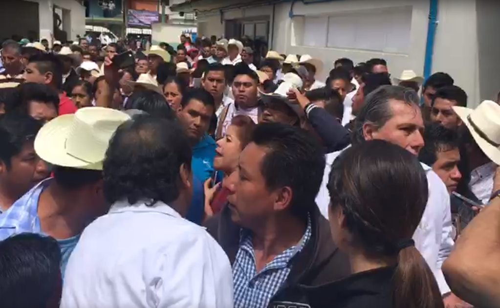 Tiran vallas durante protesta en evento de AMLO en Veracruz