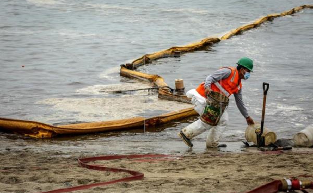 Perú paraliza cargas y descargas de petróleo de Repsol, tras derrame