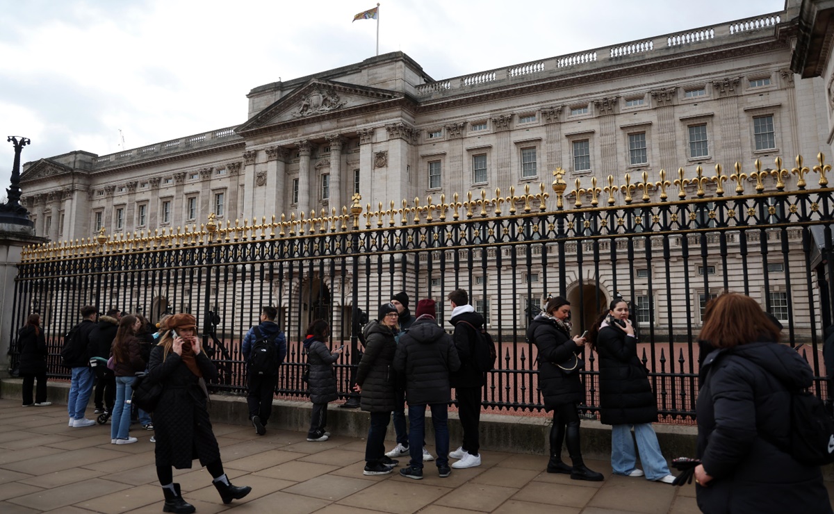 Británicos y turistas muestran amor y compasión por el rey Carlos III ante el Palacio de Buckingham