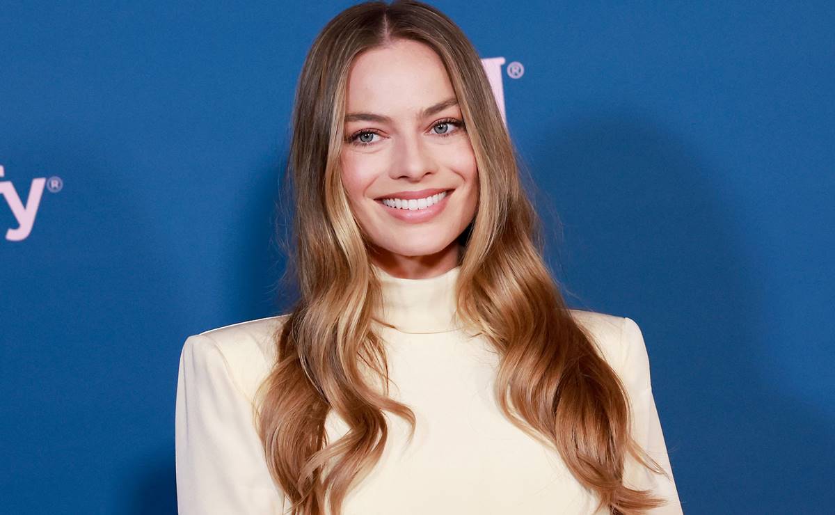 Margot Robbie derrocha elegancia con minivestido blanco en Los Ángeles