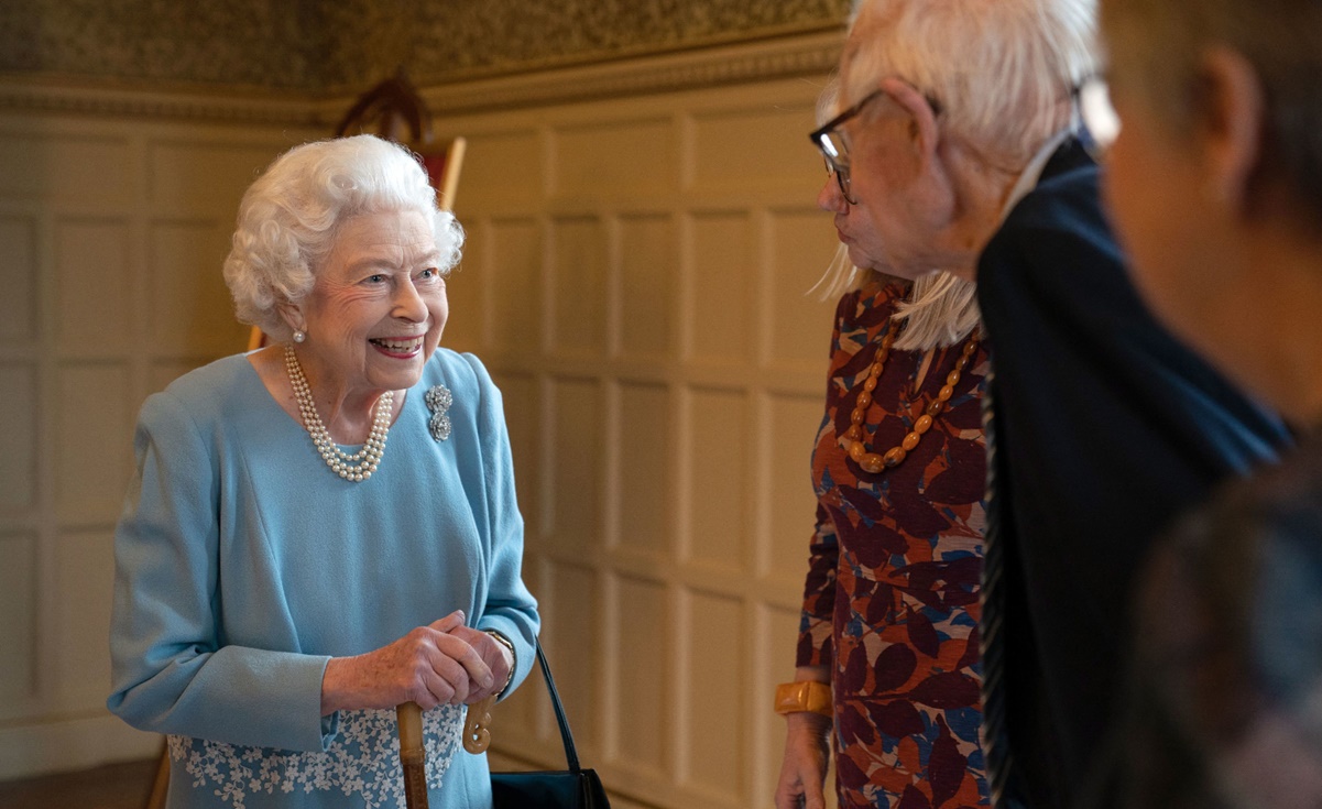 Isabel II sorprende con aparición pública antes de sus 70 años de reinado