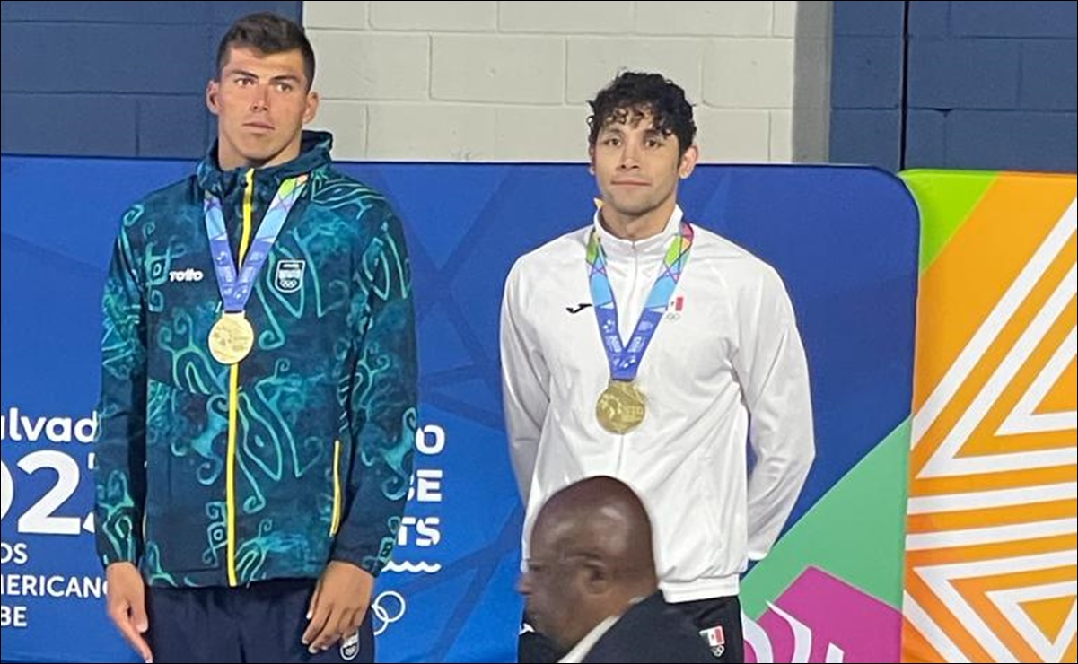 Mexicano y arubeño logran el mismo tiempo, rompen récord y ambos ganan la medalla de oro en natación