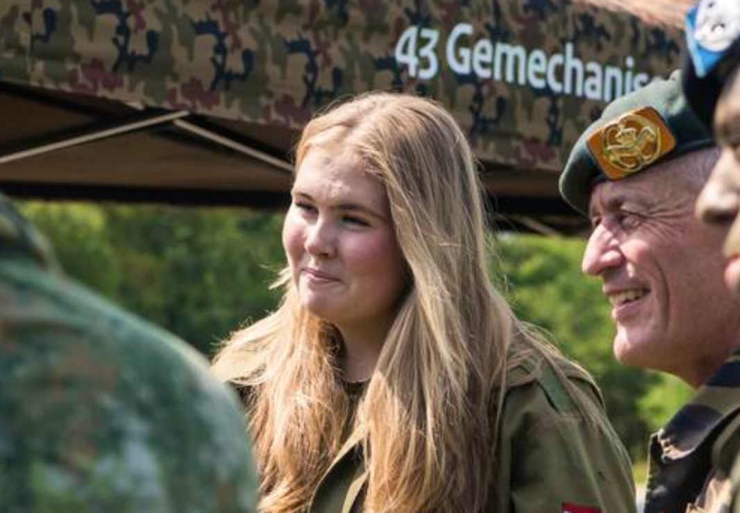 Entre tanques y submarinos, la princesa Catalina Amalia de Holanda es presentada al ejército